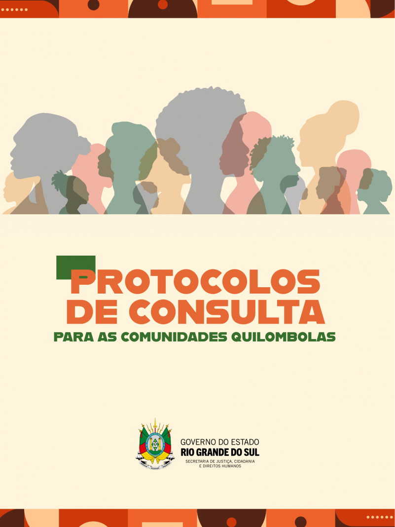 Ilustra&ccedil;&atilde;o institucional com fundo em tons claros e elementos gr&aacute;ficos geom&eacute;tricos em laranja e marrom. No centro, silhuetas sobrepostas de pessoas voltadas para diferentes dire&ccedil;&otilde;es, formando um conjunto diverso e integrado. Abaixo, o t&iacute;tulo &ldquo;Protocolos de Consulta para as Comunidades Quilombolas&rdquo; em destaque. Na base, aparece o bras&atilde;o e a identifica&ccedil;&atilde;o do Governo do Estado do Rio Grande do Sul, vinculado &agrave; Secretaria de Justi&ccedil;a, Cidadania e Direitos Humanos.
